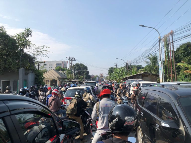 Forkopimda Seluruh Indonesia Kumpul di SICC, Arus Lalu Lintas di Jalan Raya Babakanmadang Macet