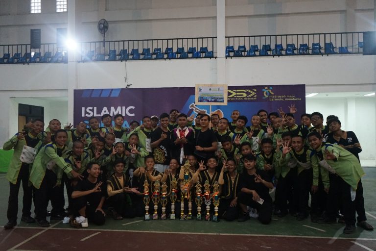 Tim Marching Band Pesantren Modern Ummul Quro Al-Islami Raih Prestasi di ISMC Bab II