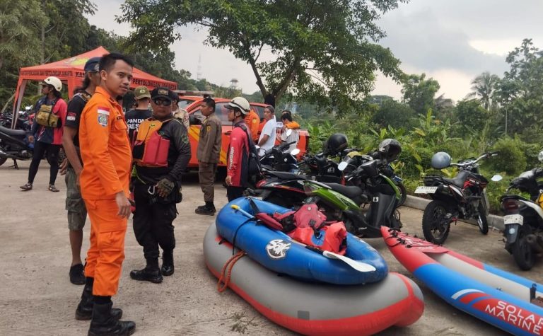 Sempat Hilang saat Cari Kepiting di Kali Ciluar, Tim SAR Temukan Bocah 3 Tahun di Kali Jakarta Barat 