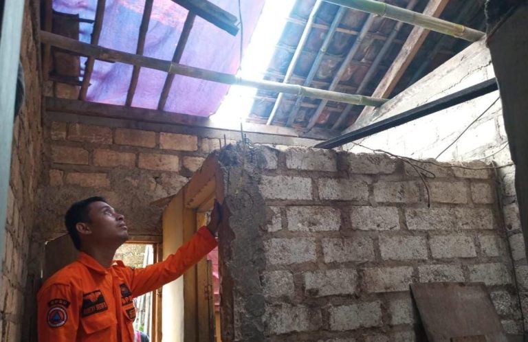 Puluhan Rumah Warga Rusak Diterjang Angin Kencang di Cibungbulang Bogor