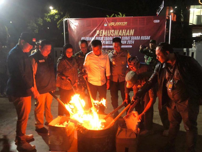 Pastikan Pilkada Berjalan Aman dan Kondusif, Pj Gubernur Bey Machmudin Pantau Pelaksanaan Pemusnahan Surat Suara di Kabupaten Bogor