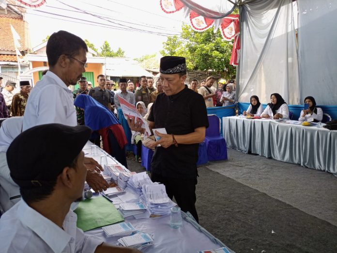 Bayu Nyoblos D TPS 17 Ciherang, Prihatin Partisipasi Warga Datang ke TPS Rendah