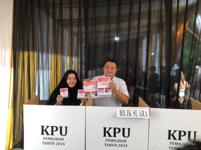 Dengan Wajah Penuh Semangat, Cabup Rudy Susmanto Bersama Istri Nyoblos di TPS 003 Pakansari 