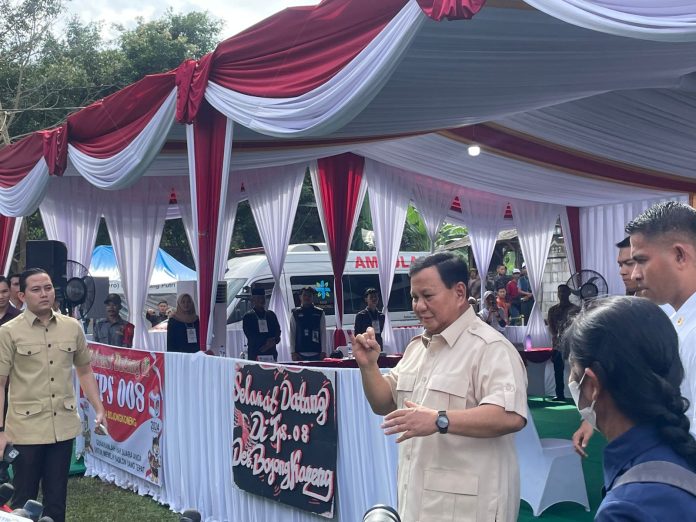 Presiden Prabowo Subianto Nyoblos di TPS 08 Bojong Koneng, Acungkan Jari Kelingking