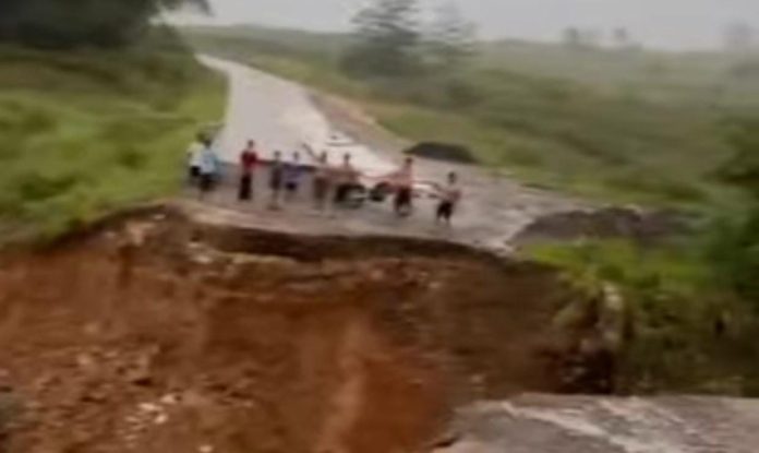 Tergerus Longsor, Akses Jalan Alternatif Puncak II di Babakan Madang Bogor Terputus 