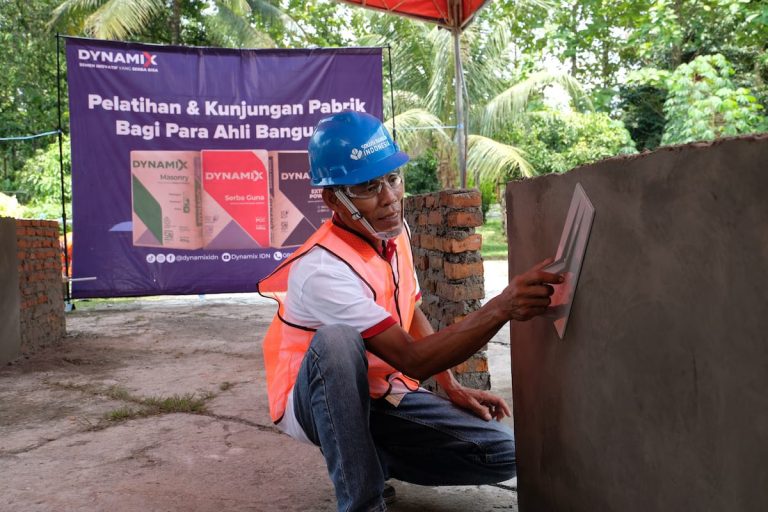 Perkenalkan Proses Produksi Semen Ramah Lingkungan, Solusi Bangun Indonesia Ajak Tukang Bangunan ke Pabrik Narogong 