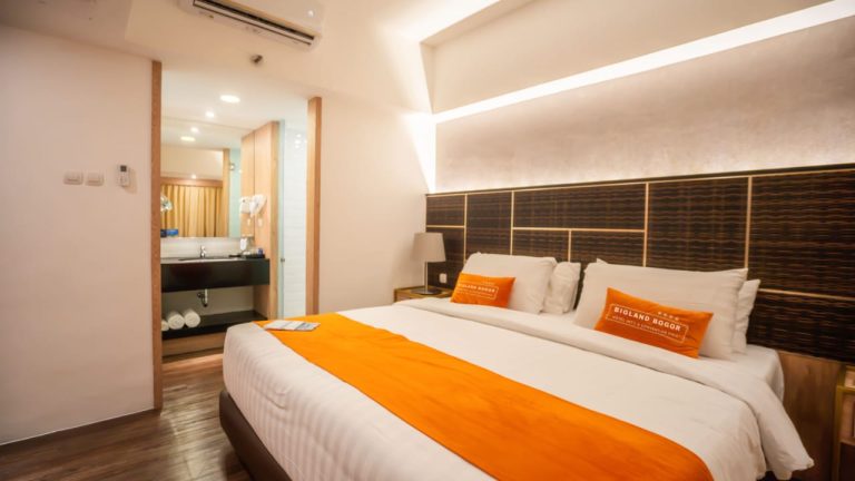 Rayakan Momen Tak Terlupakan di Kamar Suite Balcony Bigland Bogor dengan Hidden Door Unik