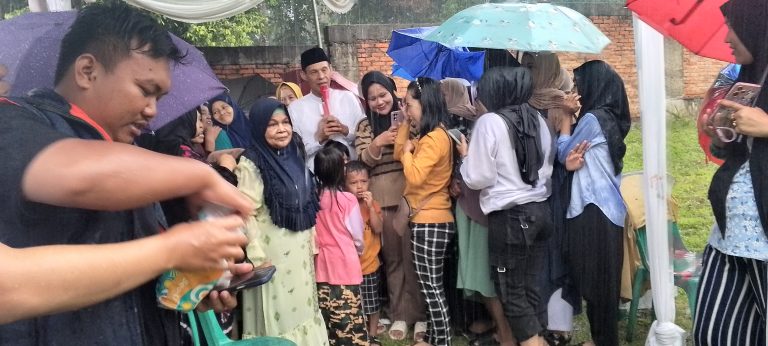 Ribuan Warga Megamendung Antusias Sambut Jaro Ade