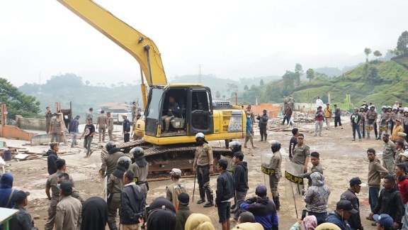 Pemkab Bogor Kembali Tertibkan Bangunan Liar di Kawasan Puncak