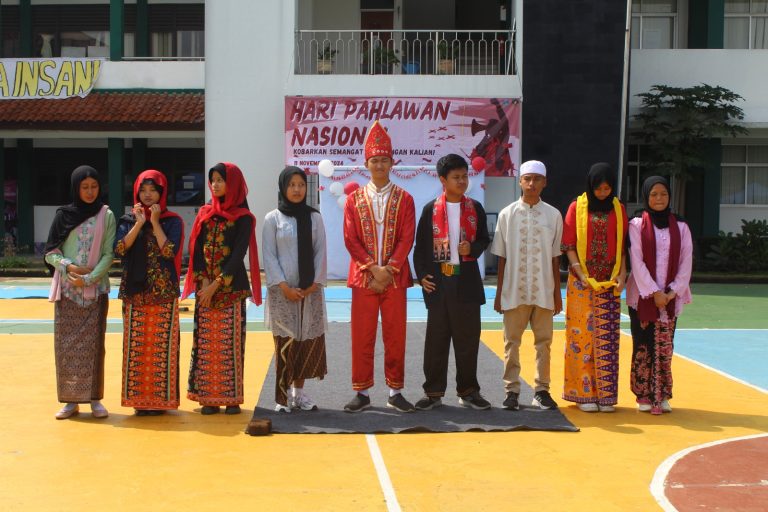 Semarak Peringatan Hari Pahlawan di SMA Bina Insani dengan Ragam Kostum Daerah