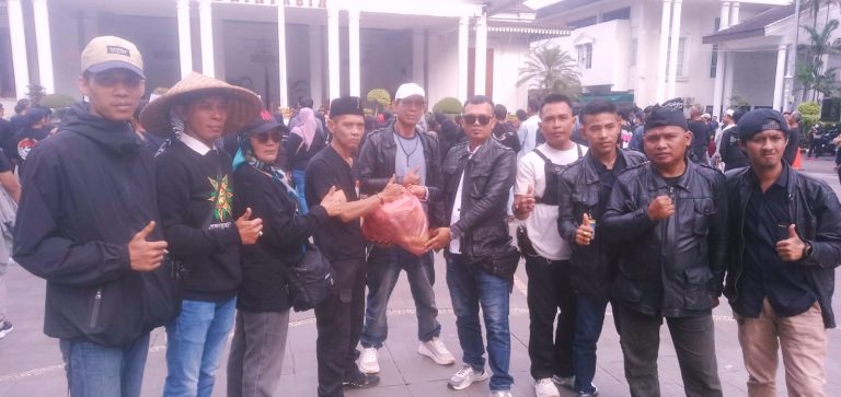 Paguyuban PKL Pasar Bogor Bantu Perbekalan Warga Babakan Baru Cipaku dalam Aksi Unjuk Rasa di Balai Kota Bogor