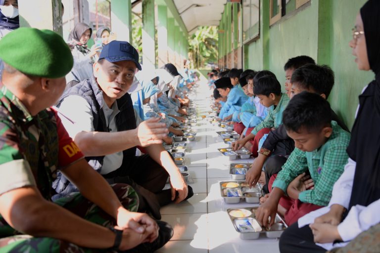 Menkop: Libatkan Koperasi, Program Uji Coba MBG di Sukabumi Jadi Percontohan