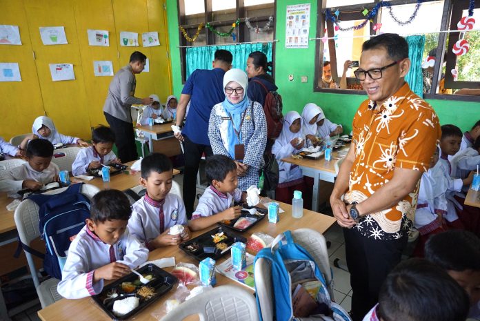 Siswa SDN Cimahpar 5 Antusias Program Makan Siang Gratis