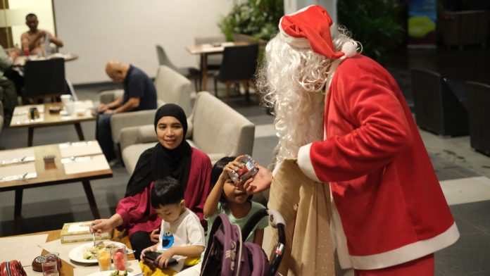 The Alana Sentul Hadirkan Kebahagiaan Natal dengan Pembagian Kue Yule Log dan Kejutan dari Santa