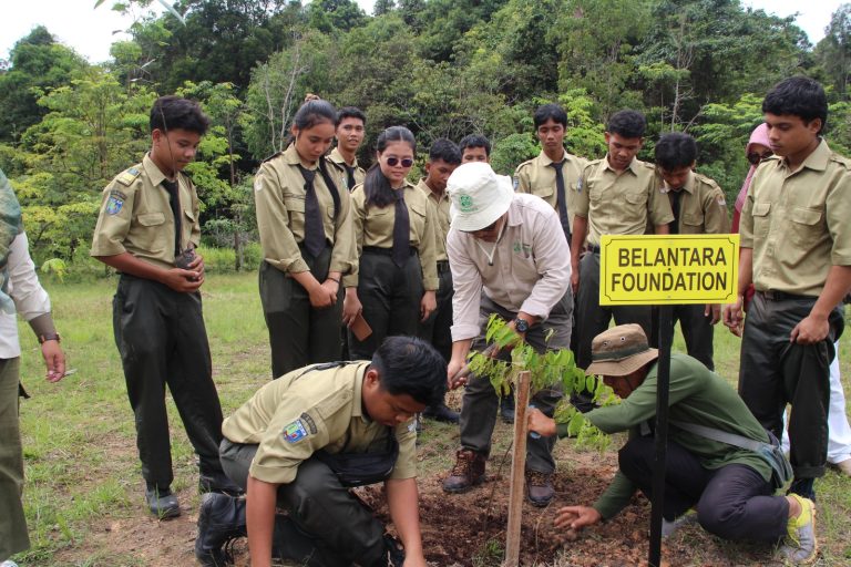 Belantara Foundation dan KPHP Minas Tahura Ajak Siswa Tanam Bibit Pohon Langka