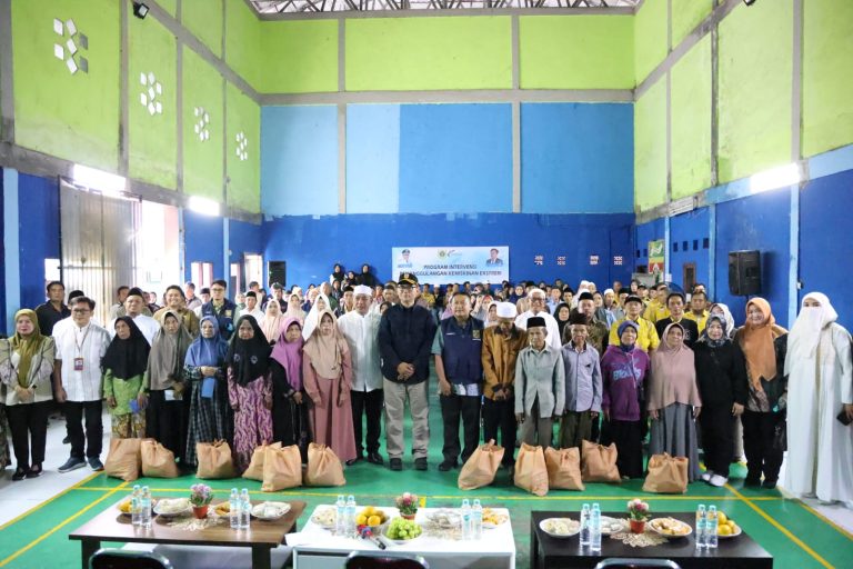 Tangani Kemiskinan Ekstrem di Desa Pancawati, Pemkab Bogor Berikan Bansos