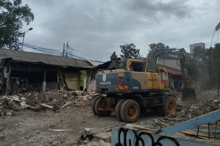 Lebarkan Jalan Bagi Pengendara, Pemkab Bogor Bongkar Bangunan di Cibinong