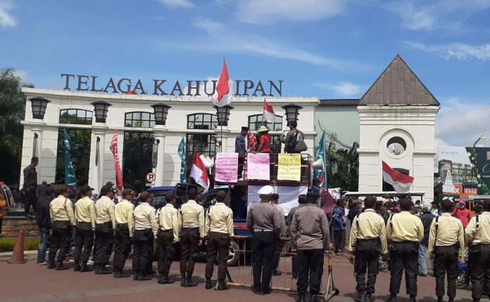 Puluhan Warga Desa Iwul Kembali Demo PT Kuripan Raya
