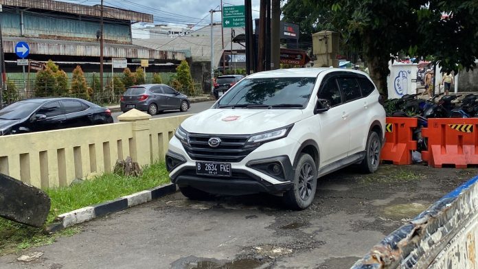 Panik Dikejar Debcollector, Daihatsu Terrios Tabrak Motor di Bogor