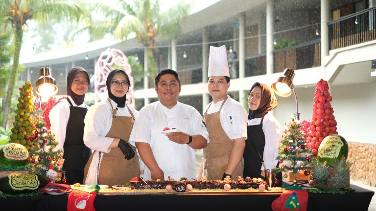 Hadirkan Santa Claus, NEO+ Green Savana Rayakan Natal dengan Tradisi Pemotongan Kue Yule Log