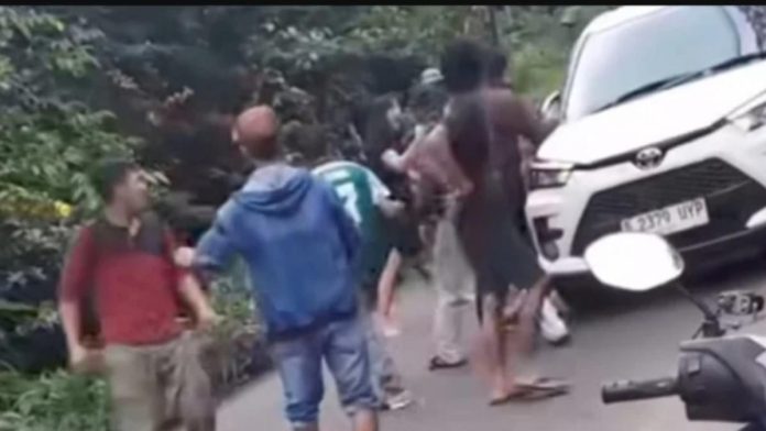 Viral! Pak Ogah Vs Wisatawan Jakarta Baku Hantam di Jalur Alternatif Puncak, Megamendung