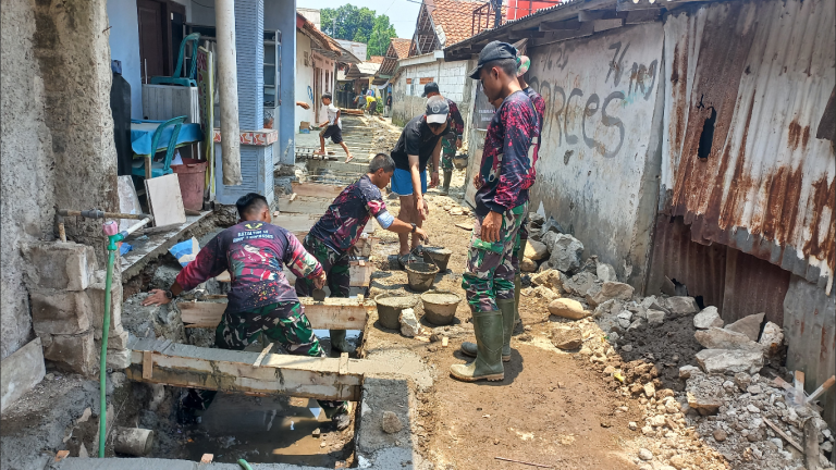 Karya Bakti TNI Satnonkowil TA 2024, Batalyon 14 Grup 1 Kopassus Bantu Pengecoran Bantalan Jalan Desa Kemang