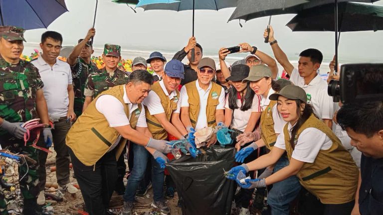 Lima Kementerian serta Masyarakat Bali Gelar Aksi Bersihkan Sampah Laut