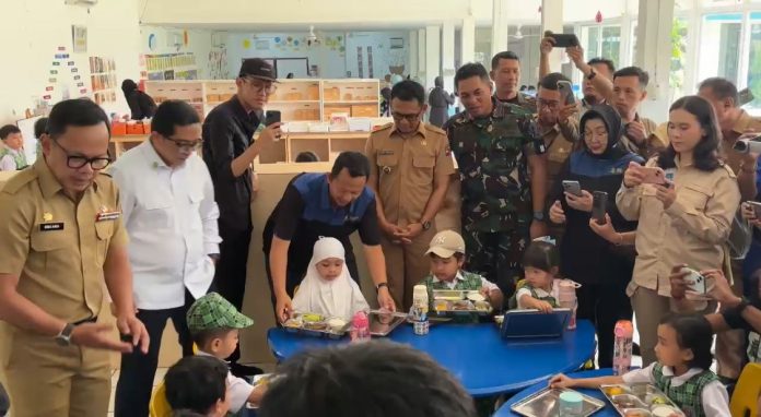 Wamendagri Bima Arya Tinjau Program Makan Bergizi Gratis di Bogor