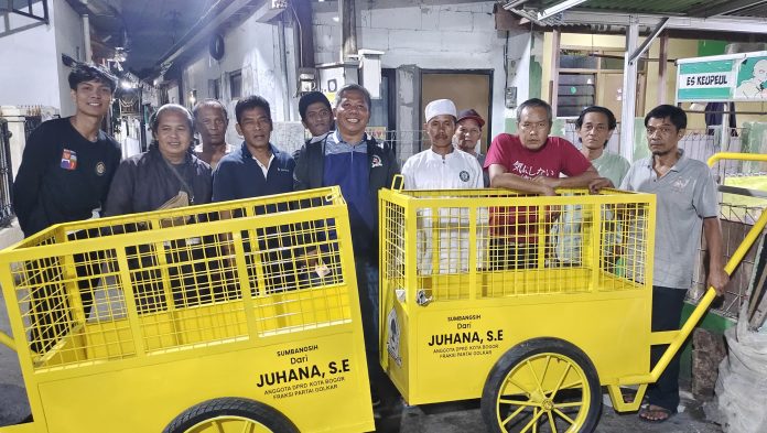 Salurkan Gerobak Sampah, Anggota Fraksi Golkar Kota Bogor Juhana Ajak Warga Jaga Kebersihan Lingkungan