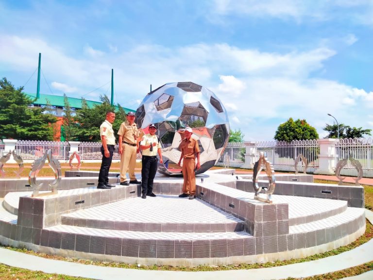 Tugu Bola dan Air Mancur Plaza Selatan Stadion Pakansari jadi Rekomendasi Spot Foto