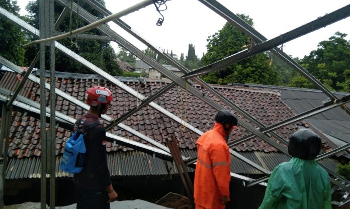 Tanah Longsor Terjang 2 Rumah di Ciawi Bogor, 9 Warga Mengungsi