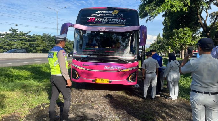 Antisipasi Terjadinya Pencurian dan Kecelakaan, Satlantas Polres Bogor Ramp Check di Rest Area KM 45 Tol Jagorawi