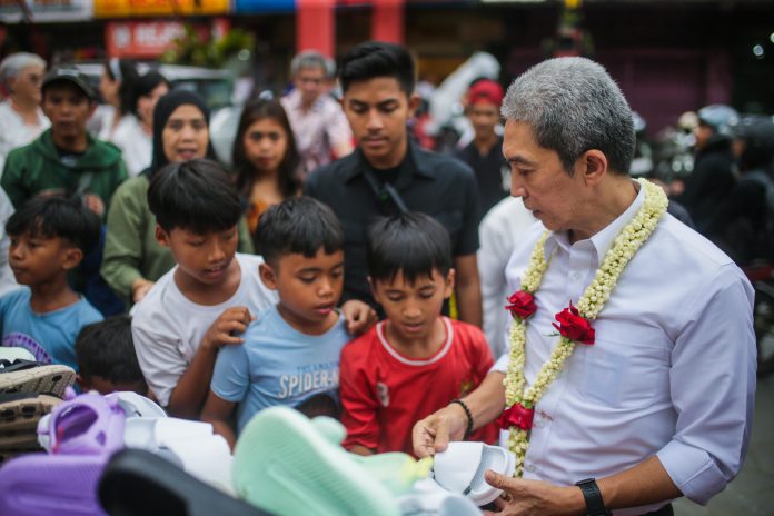 Hadiri Bazaar Rakyat BSF CGM 2025, Dedie Rachim Borong Sandal Untuk Bocah