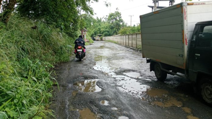 Jalan Sawah Baru di Kecamatan Dramaga Bogor Rusak Parah