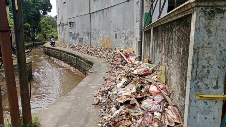 Kondisi Kumuh dan Bau Sampah Mengancam Lingkungan di Sungai Cibanteng Proyek