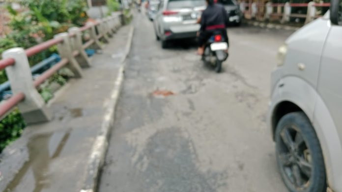 Warga Keluhkan Jalan Rusak di Jembatan Cinangneng, Butuh Perbaikan Segera!