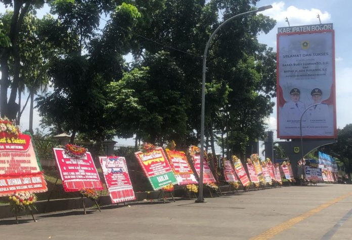 Ratusan Karangan Bunga Sambut Pelantikan Rudy Susmanto-Jaro Ade di Pemkab Bogor