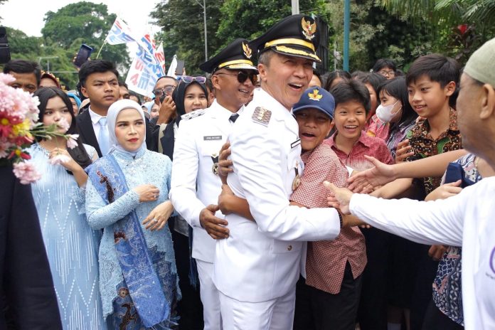 Momen Haru! Dedie Rachim Dipeluk Pelajar Saat Penyambutan Wali Kota Bogor