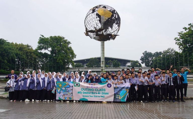 MTs Pesantren Modern Ummul Quro Al-Islami Gelar Outing Class “Jelajah Sains” di TMII