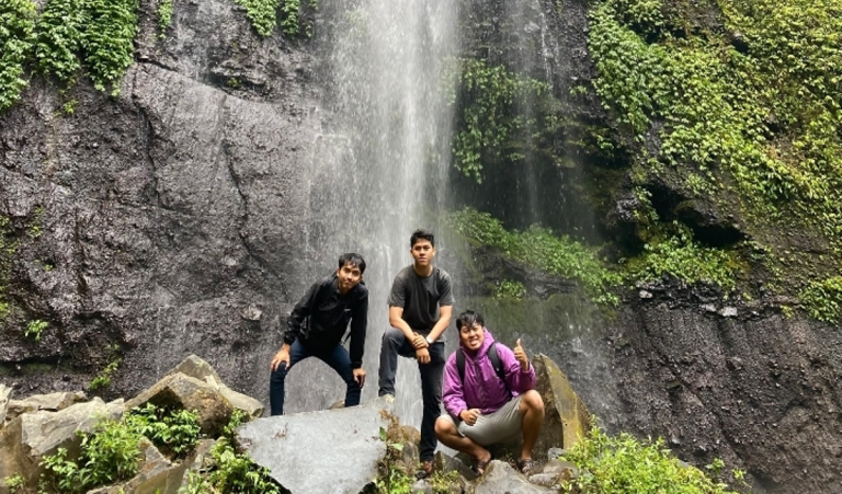 Perjalanan ke Curug Cibeureum: Menyusuri Hutan di Kaki Gunung Gede Pangrango