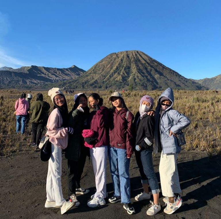 Petualangan Jeep di Gunung Bromo, Menyaksikan Sunset yang Memukau di Atas Awan