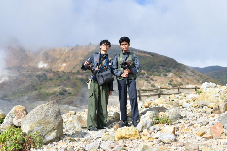 Serunya Mendaki Gunung Papandayan Sambil Syuting