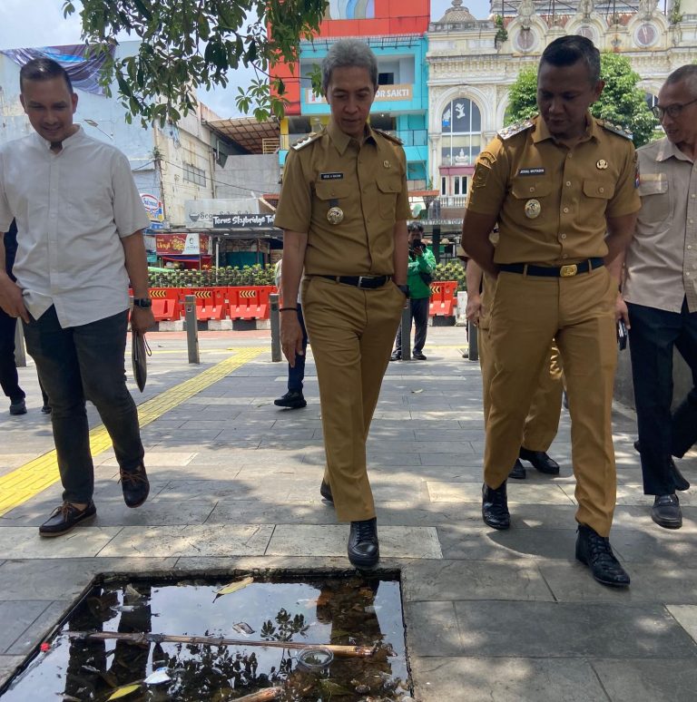 Dedie – Jenal Tekankan Kebersihan dan Ketertiban di Alun-alun