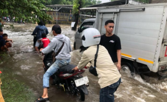 Situ Cikaret Meluap, Jalan Raya Cikaret Banjir Sejumlah Kendaraan Mogok