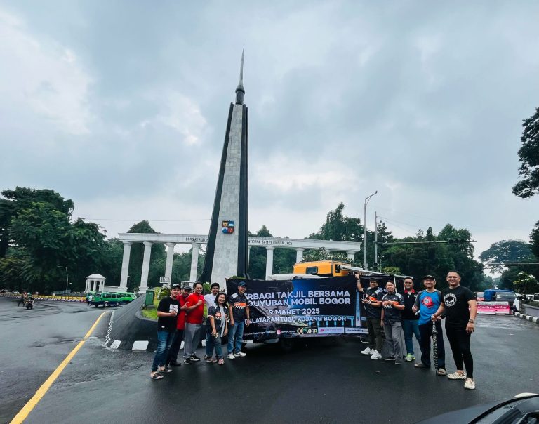 Paguyuban Mobil Bogor Bersama Polres Kota Depok Sebar Ratusan Takjil di Tugu Kujang