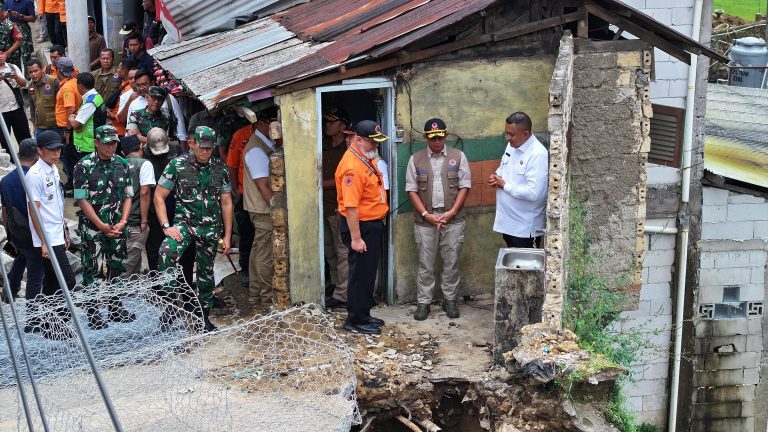 Bupati Bogor Rudy Susmanto Bersama Kepala BNPB Tinjau Pemasangan Jembatan Bailey untuk Pemulihan Infrastruktur Pascabencana Banjir