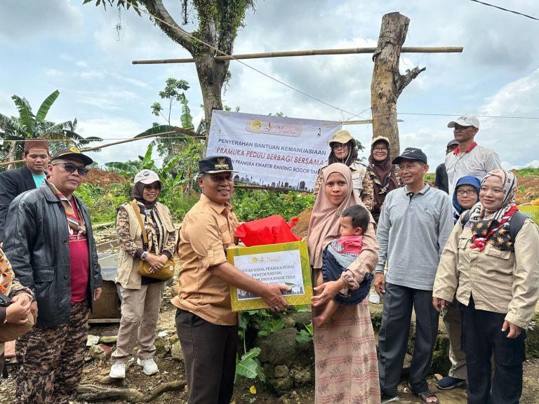 Lurah Katulampa Salurkan Bantuan bagi Korban Banjir Lintasan dan Rumah Ambruk