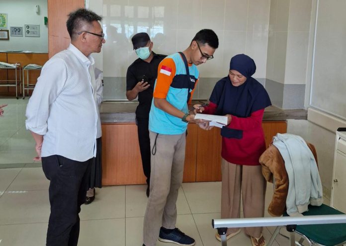 Sekolah Relawan Salurkan Zakat untuk 200 Pasien Kelas 3 RSUD Kota Bogor