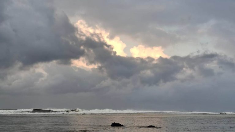 Pantai Minajaya dan Cerita yang Kami Bawa Pulang