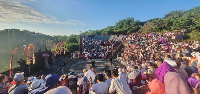 Ada Cerita di Bali: Keindahan Pura Uluwatu